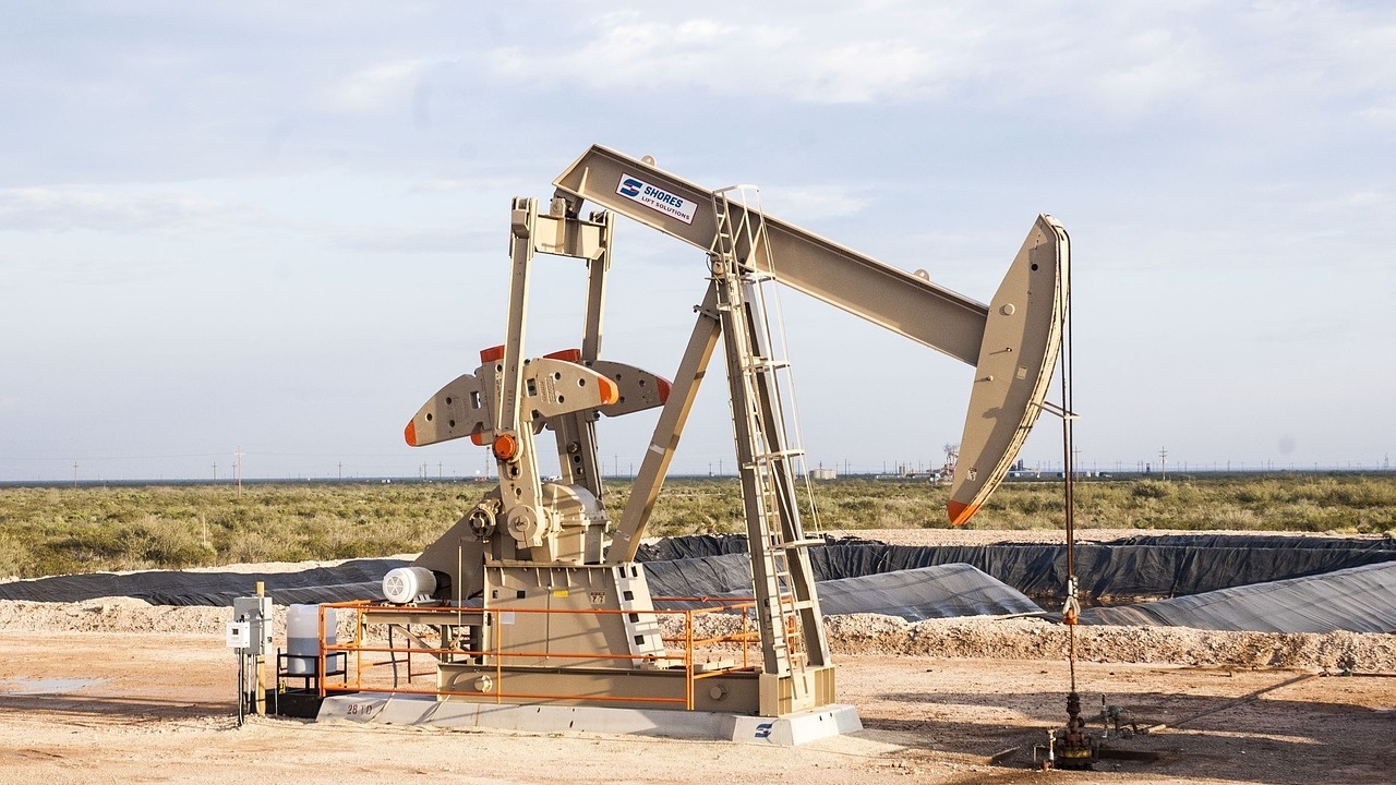 Петролът задържа цена въпреки спада на добивите