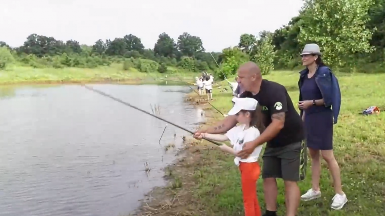 Деца се учат да ловят риба през лятната ваканция