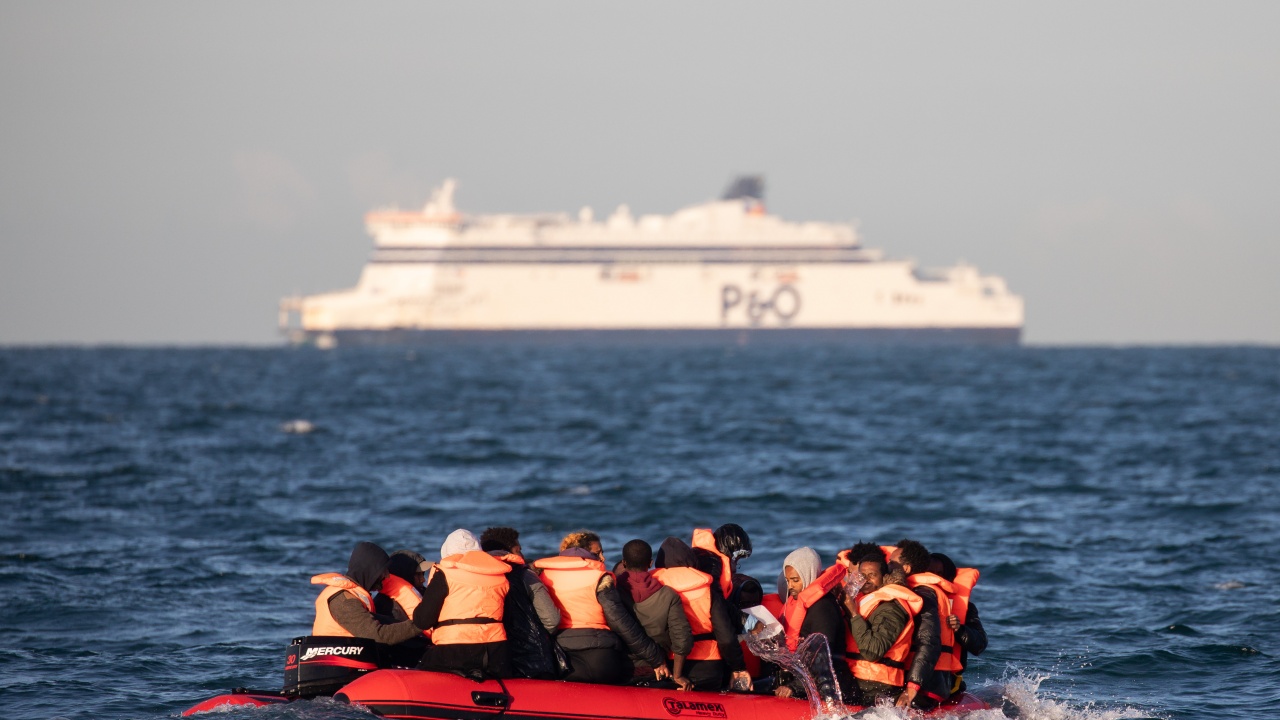 Вчера във Великобритания през Ламанша са пристигнали над 680 мигранти - рекорд за ден от началото на годината