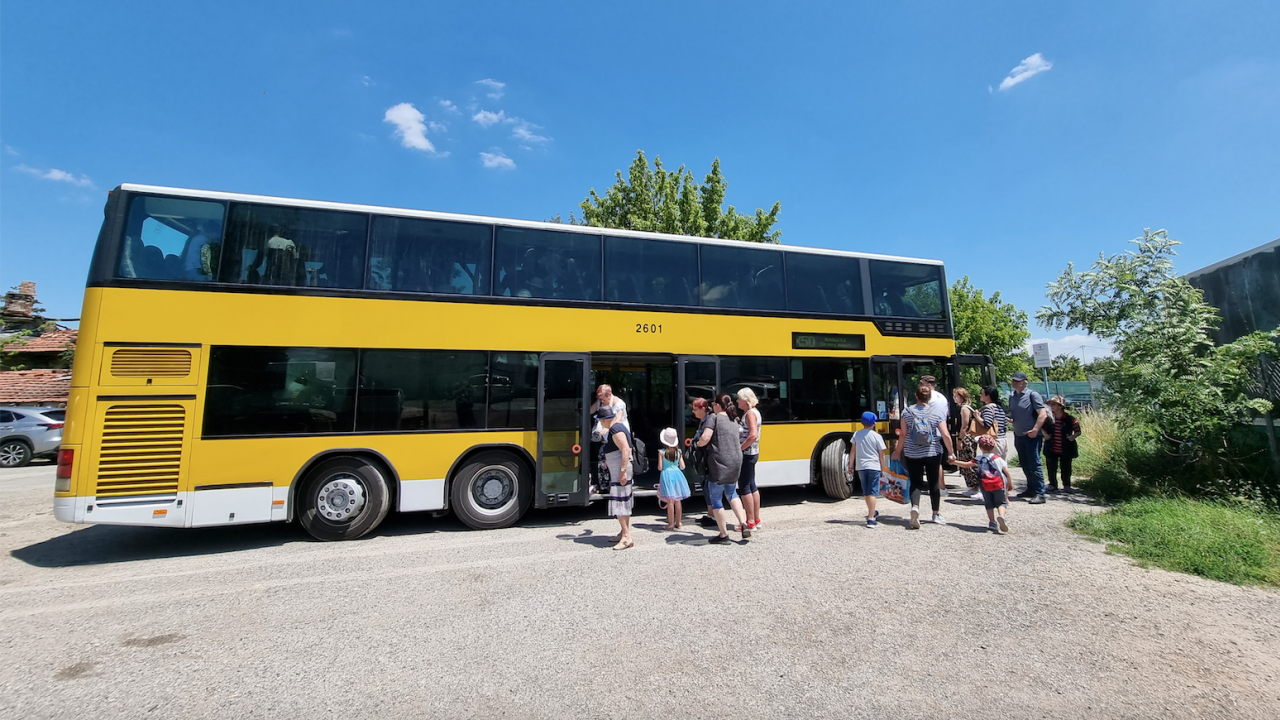 С двуетажен автобус: Над 480 пътници отидоха в неделния ден до парк "Врана"