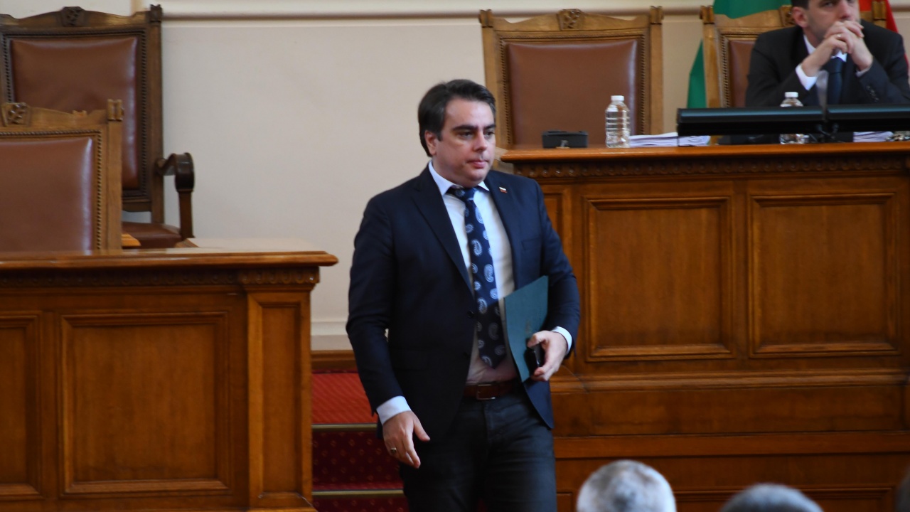 Асен Василев: Този бюджет не е революционен, разполагаме се според кесията си