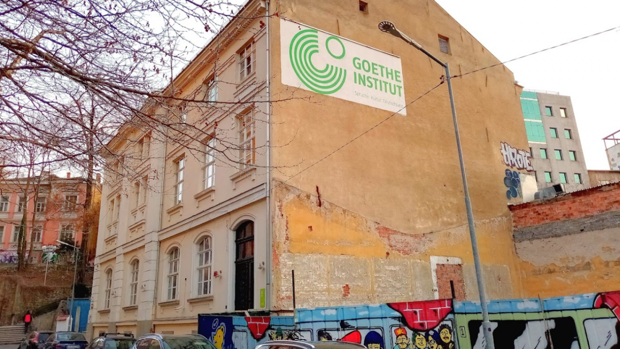 Надраскаха фасадата на Гьоте-институт заради прожекция на филма "Близо"