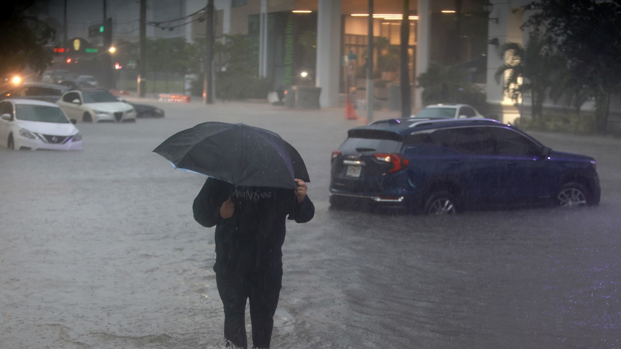 Невиждан потоп в Русия: Десетки автомобили са отнесени, евакуират хора