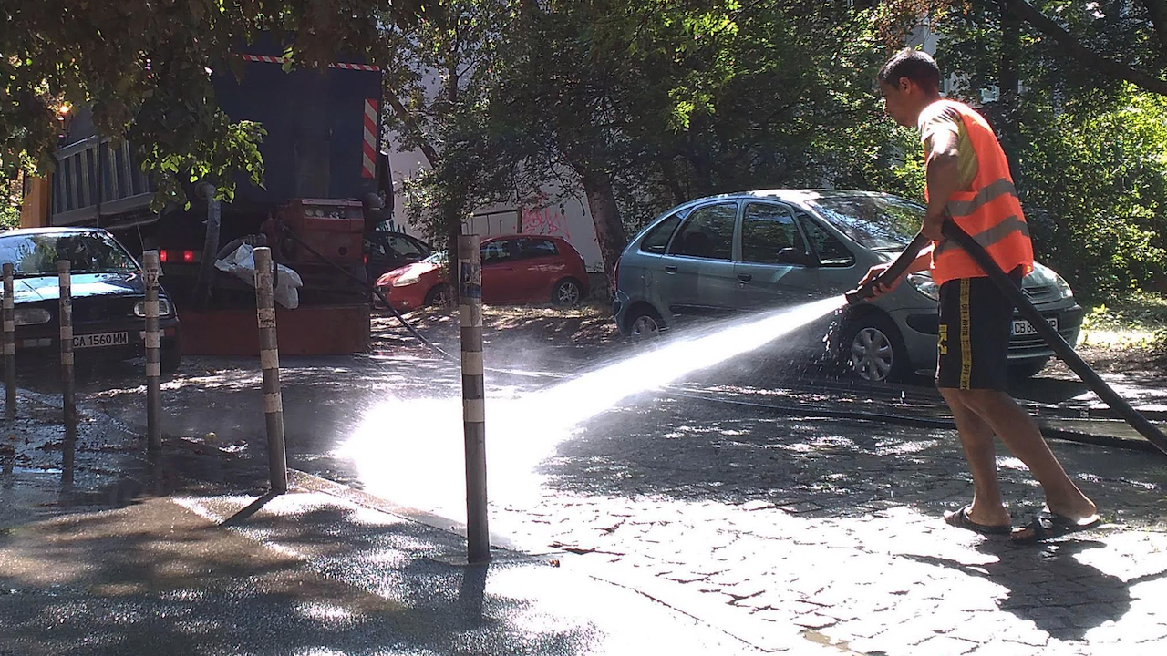 Заради горещото време ще се извърши допълнително миене на улици и булеварди в София