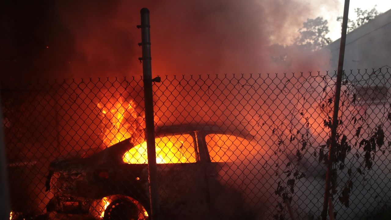 Две паркирани коли горяха в Русе