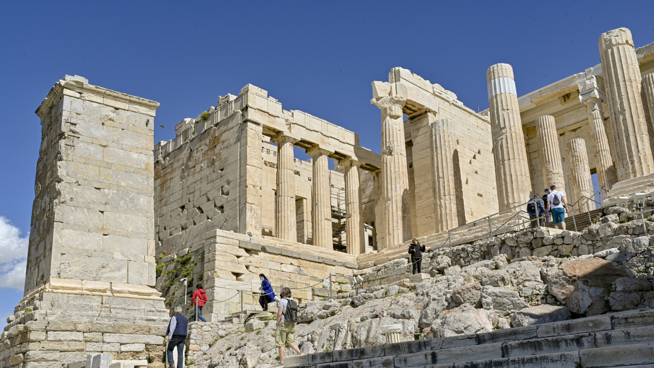 Заради жегите: Затварят Акропола в обедните часове