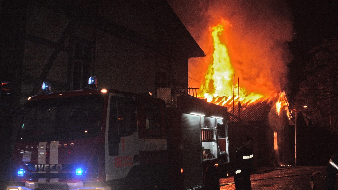 Пожар пламна в пелетна фабрика в казанлъшкото село Дунавци