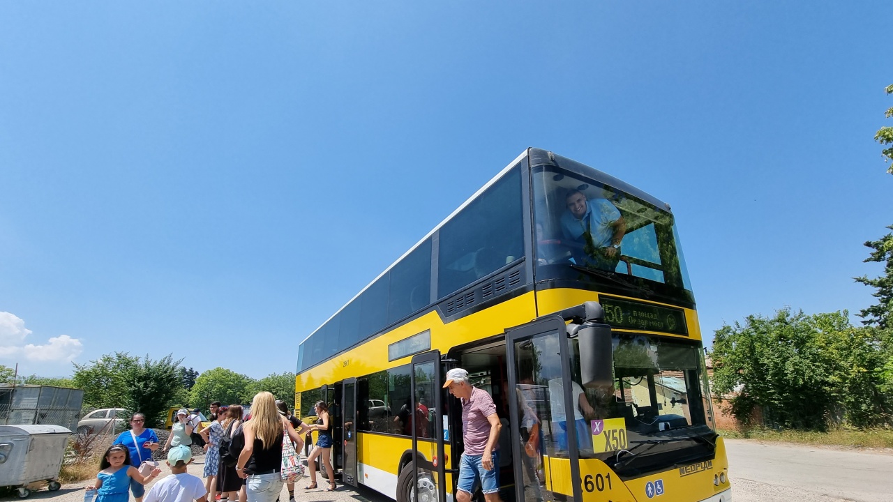 За пореден уикенд: Стотици пътници в двуетажния автобус до парк "Врана"