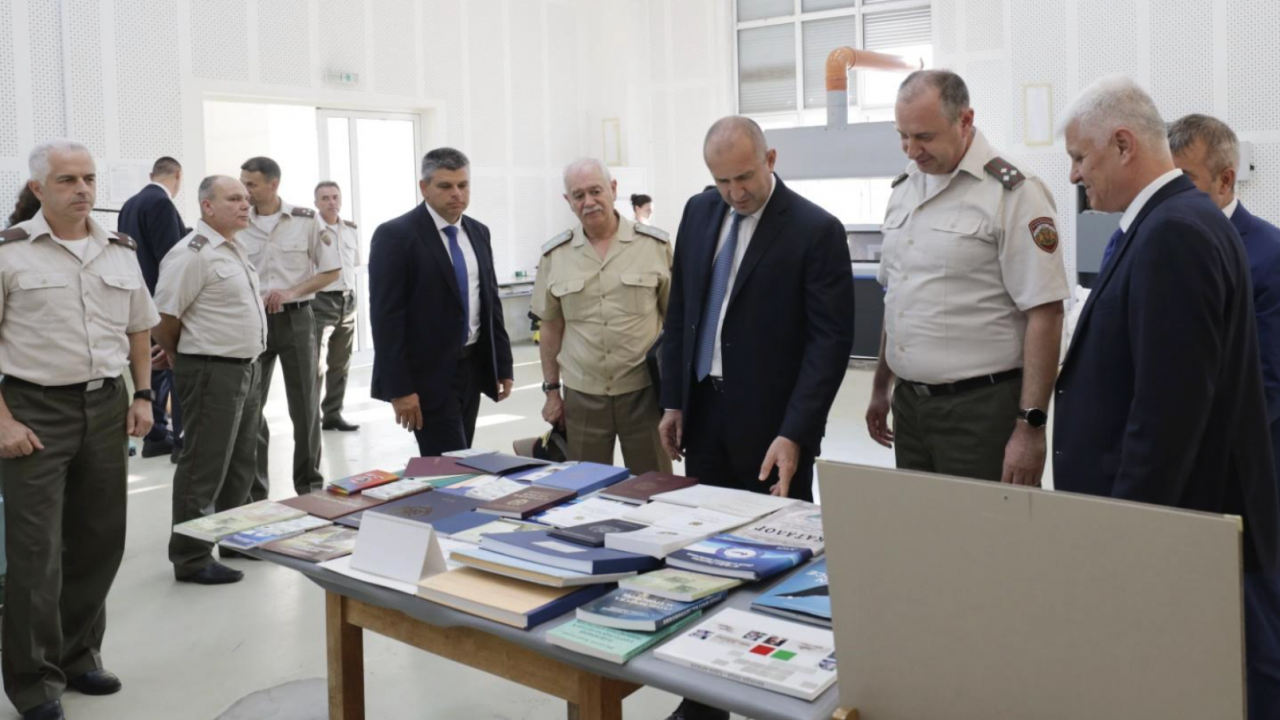 Румен Радев посети Военния географски център в Троян