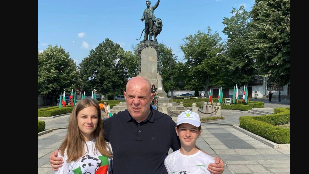 Иван Гешев поднесе цветя пред паметника на Васил Левски в Карлово
