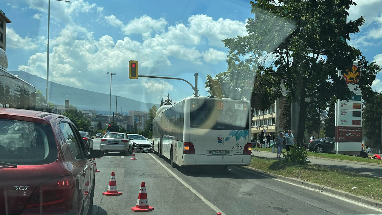 Кола се заби в автобус на градския транспорт в София, друга изхвърча в бензиностанция