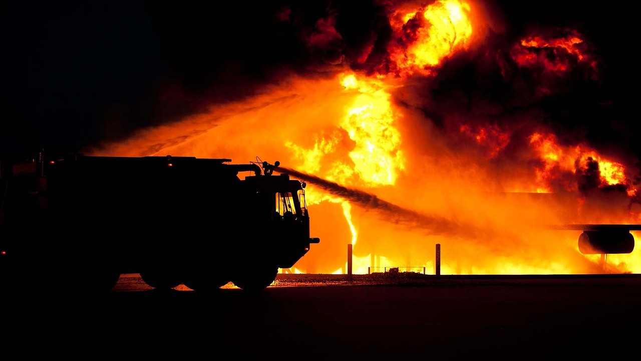 Украйна приветства "успешната си операция" след пожар във военна база в Крим