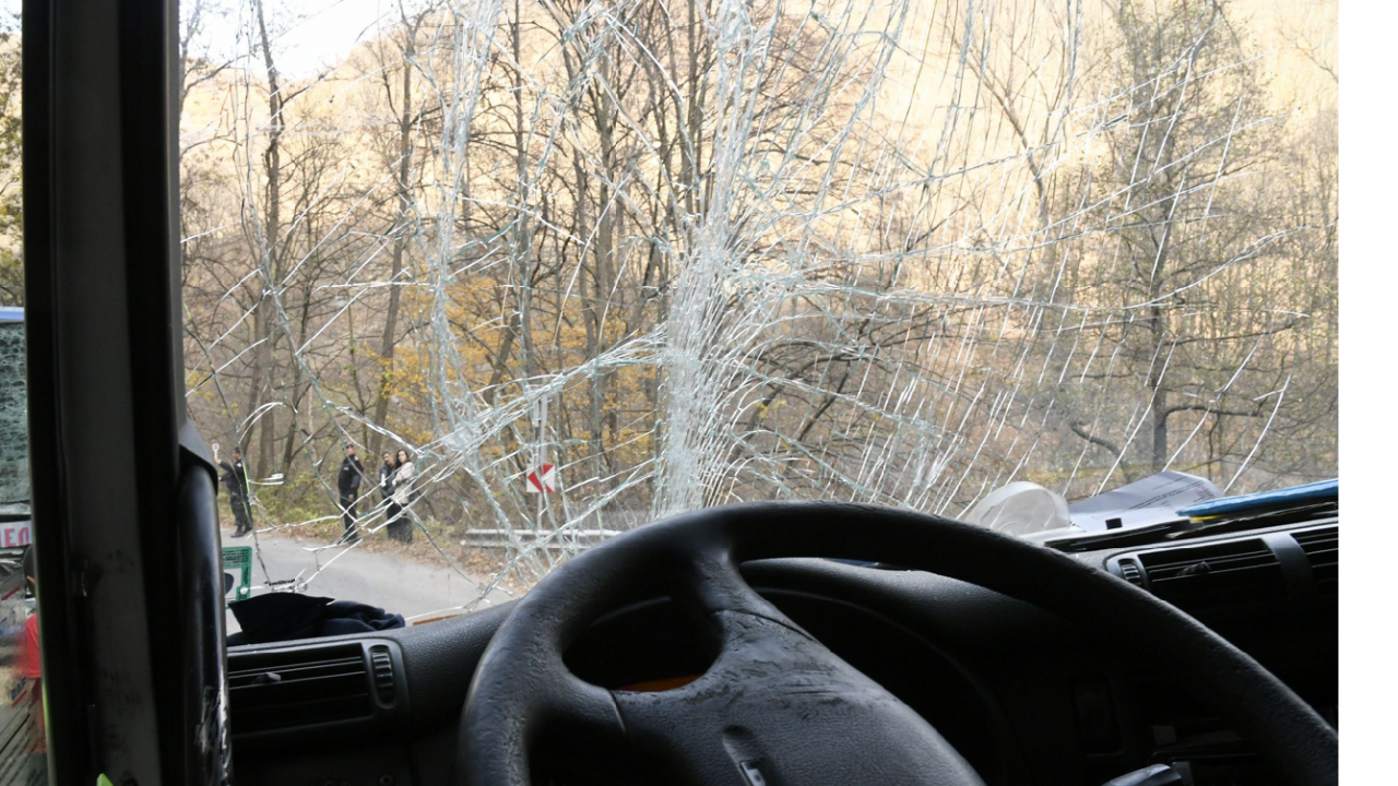 Автобус се вряза в кола край Благоевград