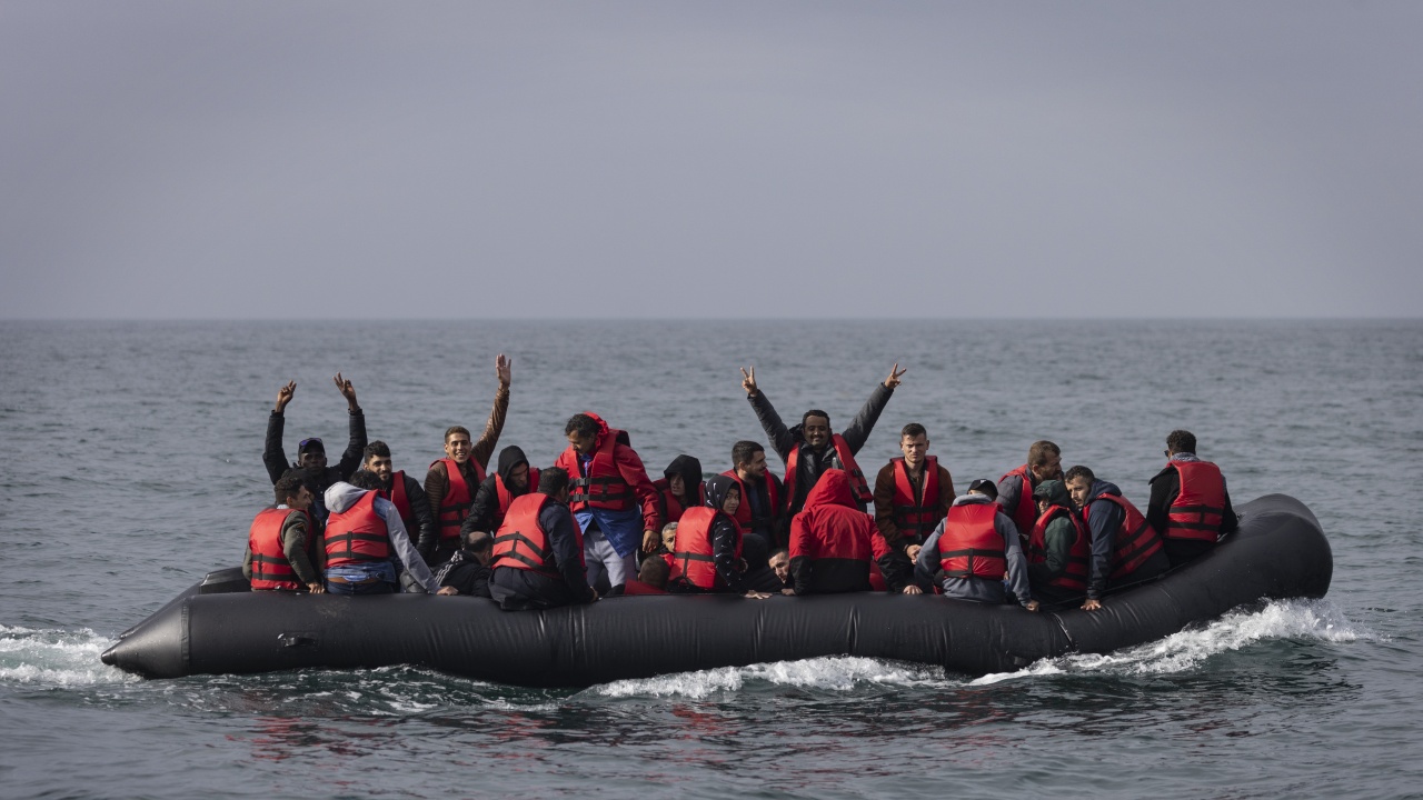 Над 14 000 мигранти са пристигнали във Великобритания през Ламанша от началото на годината