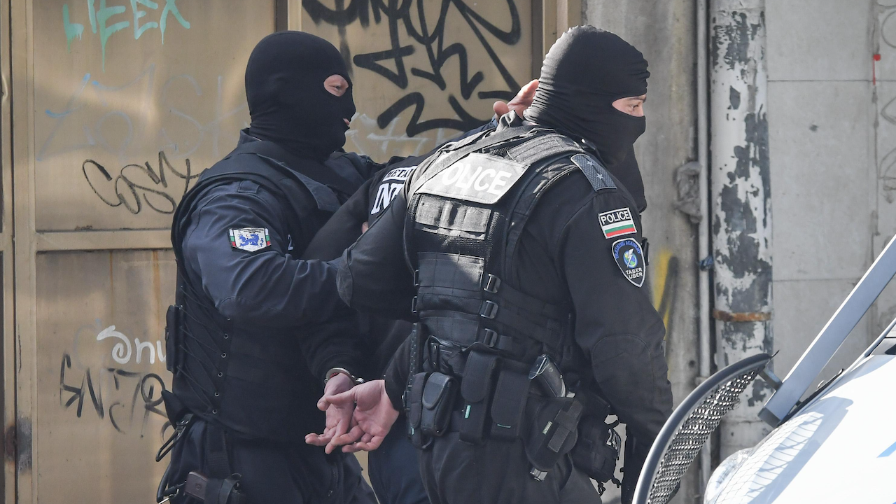 Спецакция в София: Полицаи арестуваха наркодилър в момент на сделка