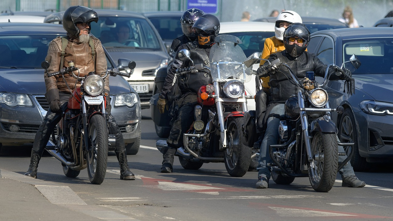 Близо 500 мотористи затвориха пътя Плевен-Ловеч в знак на протест
