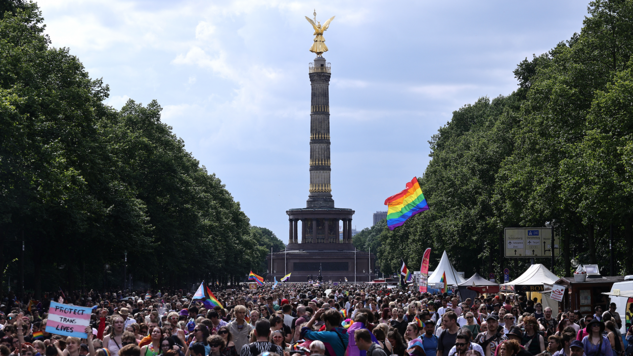 Стотици се включиха в прайда в Берлин