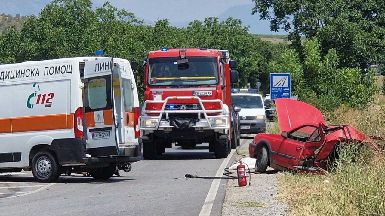 Жестока катастрофа между кола и линейка - има жертви и тежко ранени