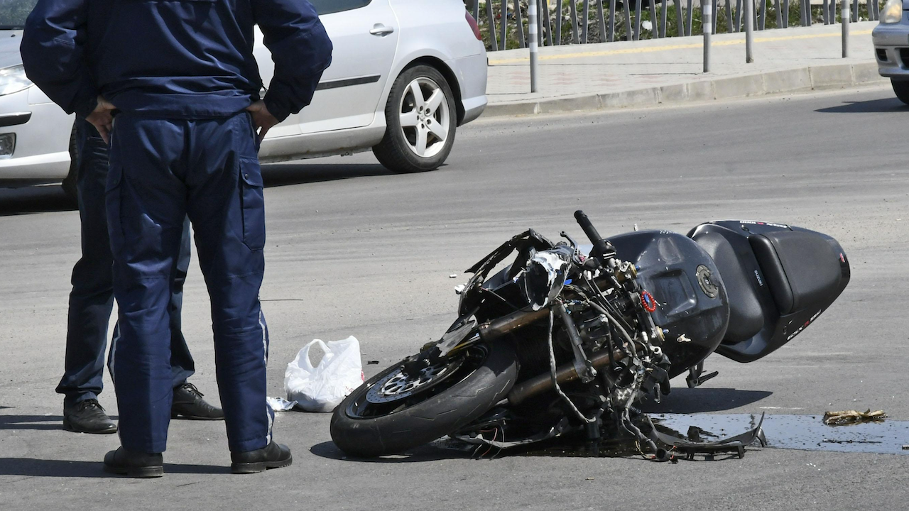 Тежка катастрофа между мотор и автомобил в София, двама пострадаха