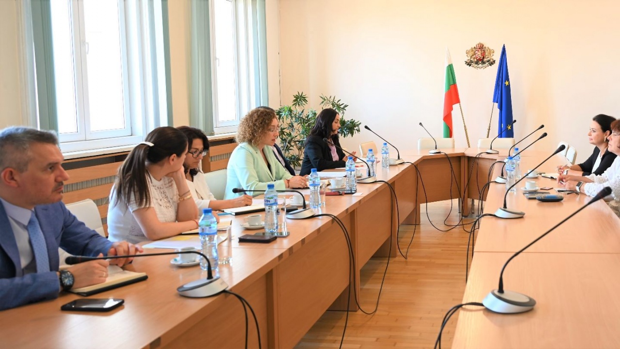 Министър Шалапатова и представители на КРИБ обсъдиха повишаването на квалификацията на работната сила