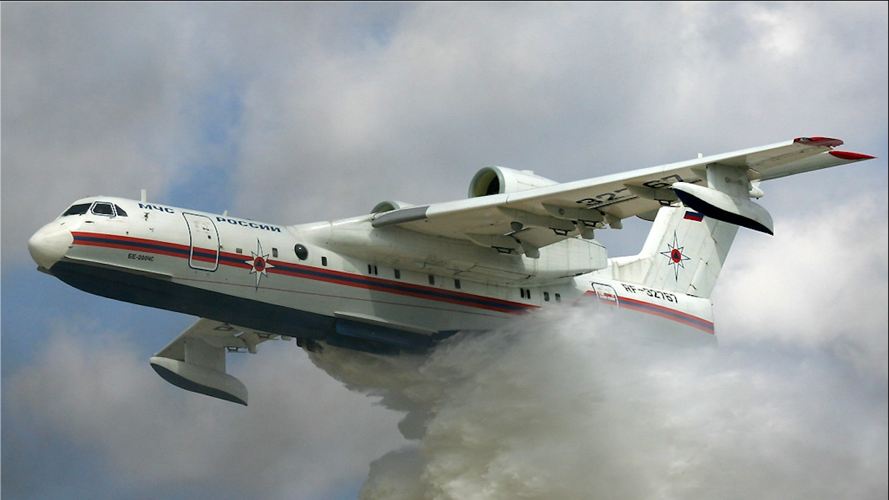 Руски самолет-амфибия участва в потушаване на пожар в турския окръг Анталия