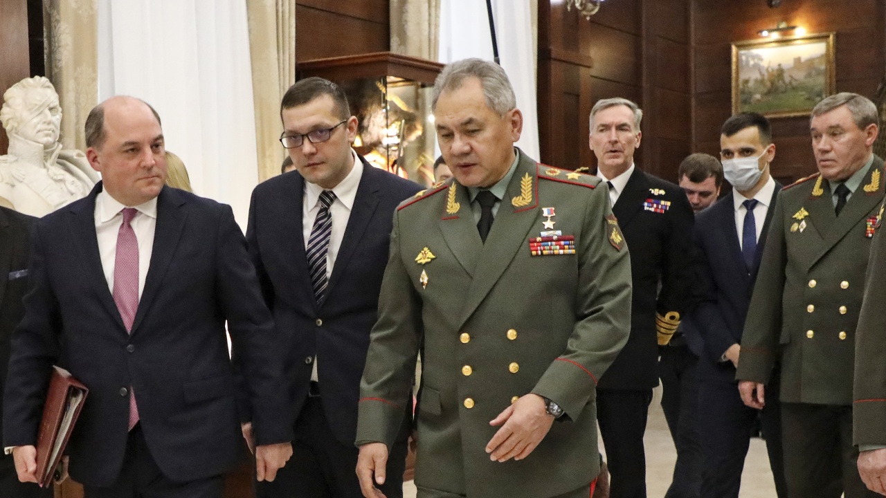 Делегацията, водена от руския министър на отбраната Сергей Шойгу, пристигна в Северна Корея