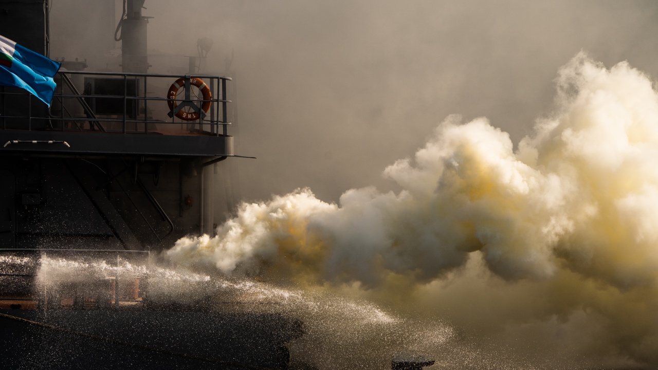 Опасност от екокатастрофа в Северно море, не успяват да овладеят пожар на кораба, натоварен с коли