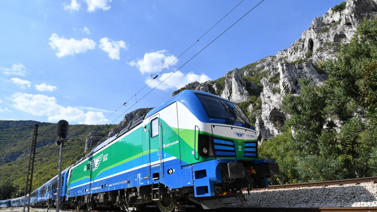С четири часа закъснение се движи бързият нощен влак от Варна до София