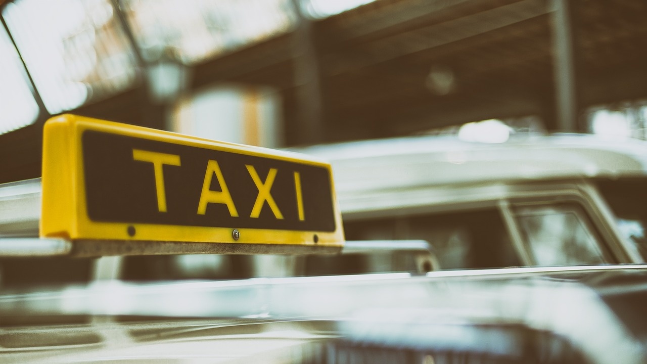 Такси помете четири коли в локалното на "Цариградско"