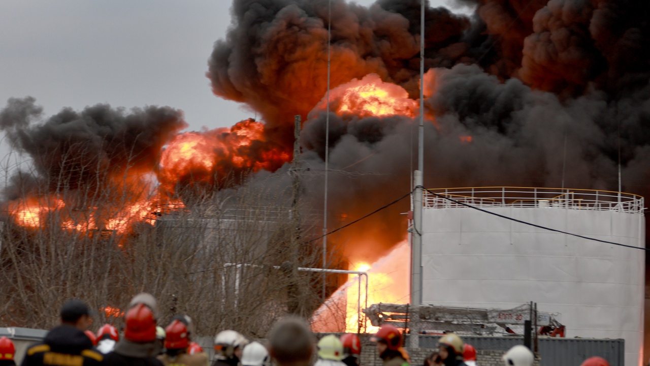 Експлозия в петролна рафинерия Русия, задържан е заподозрян в поставяне на бомба