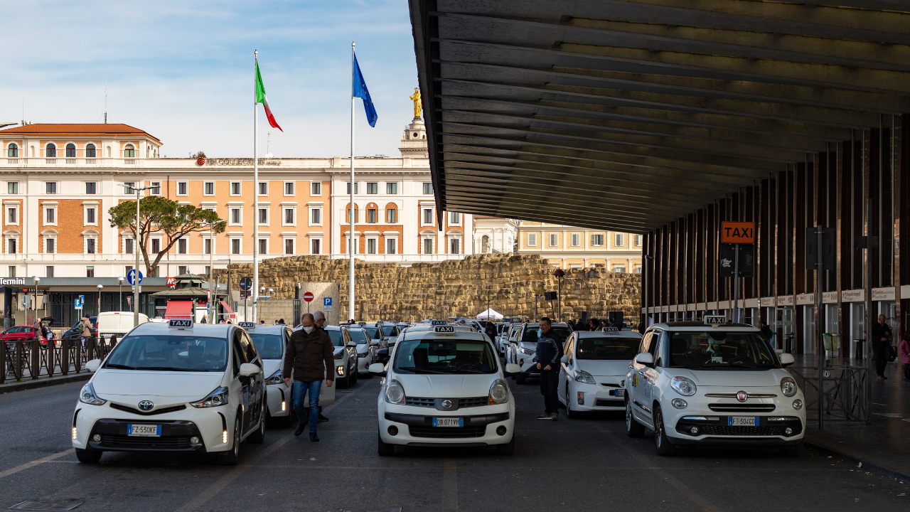 Едва 7800 таксита обслужват пренаселения с туристи Рим