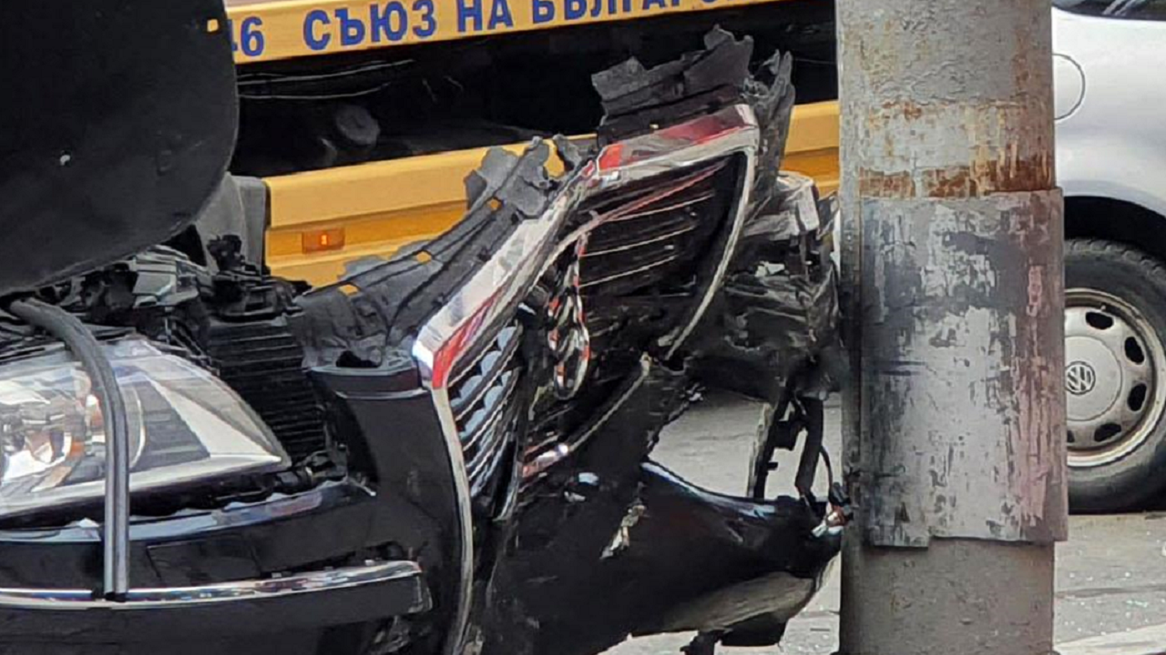 18-годишен шофьор се заби в стълб в Русе