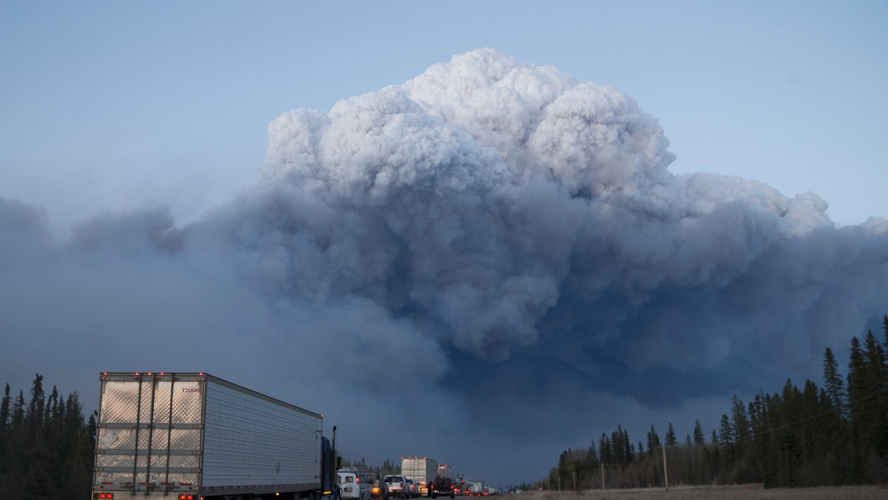 Евакуират канадски град заради горски пожар, разпространил се от територията на САЩ