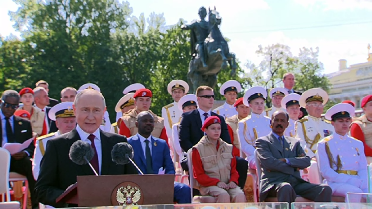 Путин прие военноморски парад в Санкт Петербург