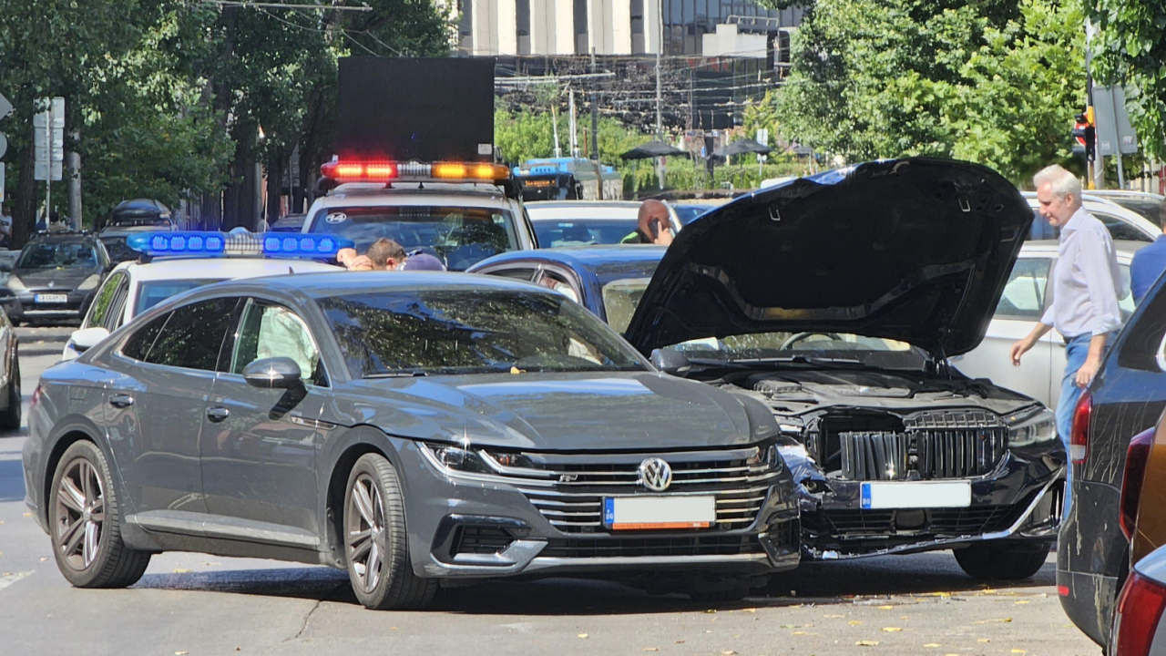 Катастрофа между скъпи коли в центъра на София