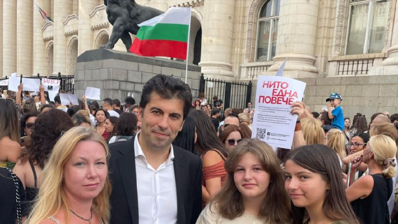Кирил Петков на протеста срещу насилието: Като баща на три дъщери, ще се боря да няма такива трагедии