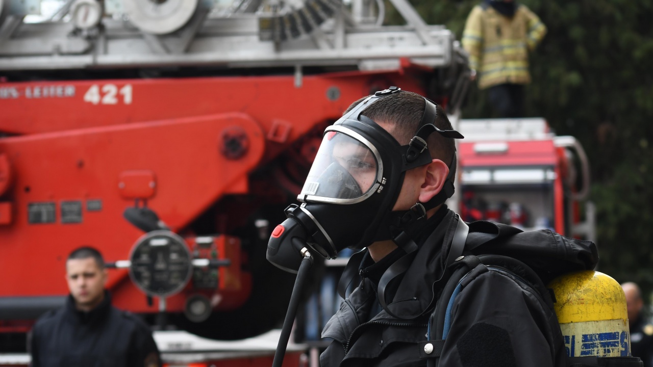 Пожар в центъра на Пловдив, двама са обгазени