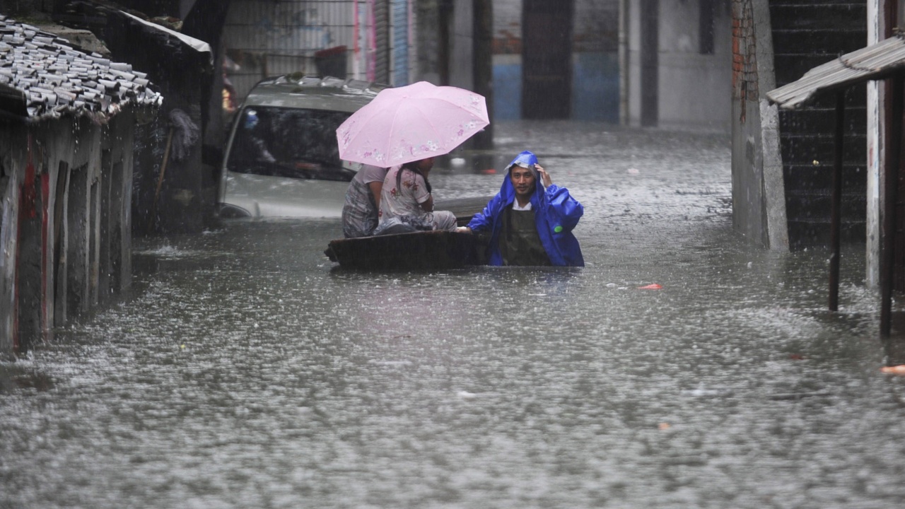Рекордни за последните 140 г. дъждове в Китай
