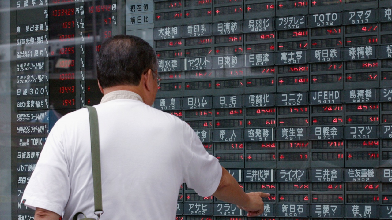 Токийската борса се срина, след като "Фич" намали кредитния рейтинг на САЩ