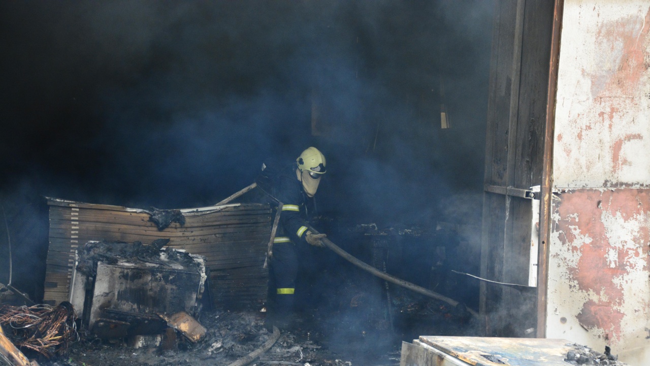Пожар изпепели два сеновала с бали слама в Харманлийско