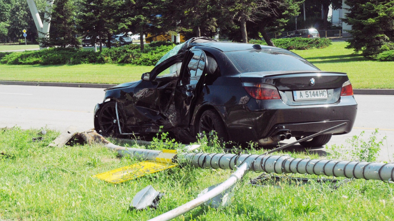 Кола и ТИР катастрофираха край Плевен, двама са ранени
