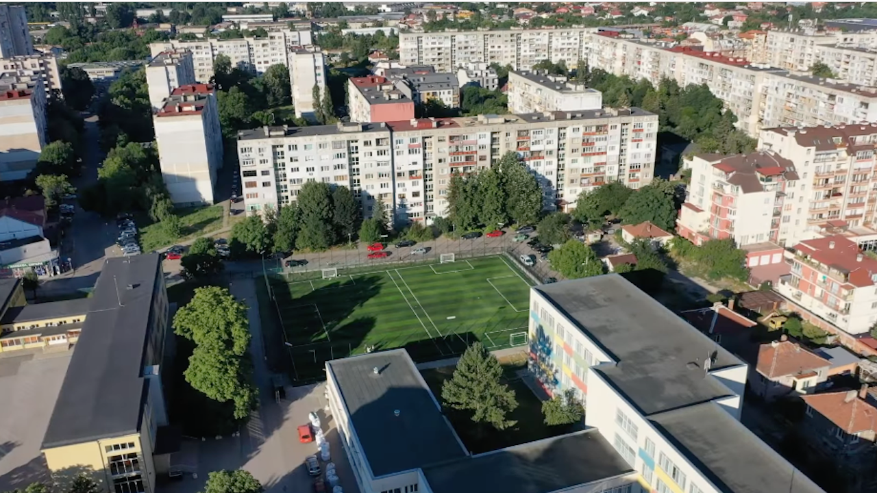 Обновената спортна площадка в двора на 101 СУ "Бачо Киро" в "Надежда" вече е готова