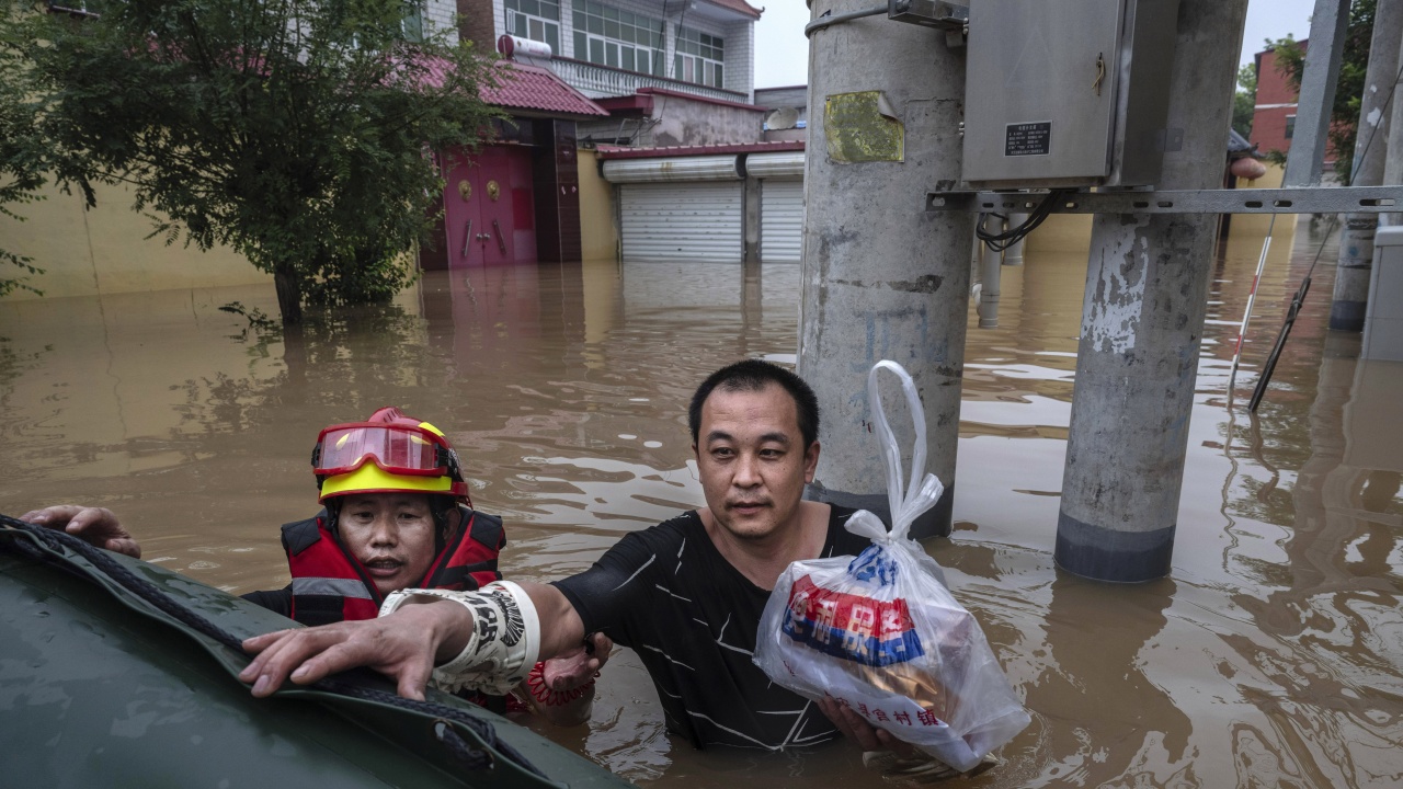 Расте броят на загиналите и безследно изчезналите при наводненията в Североизточен Китай