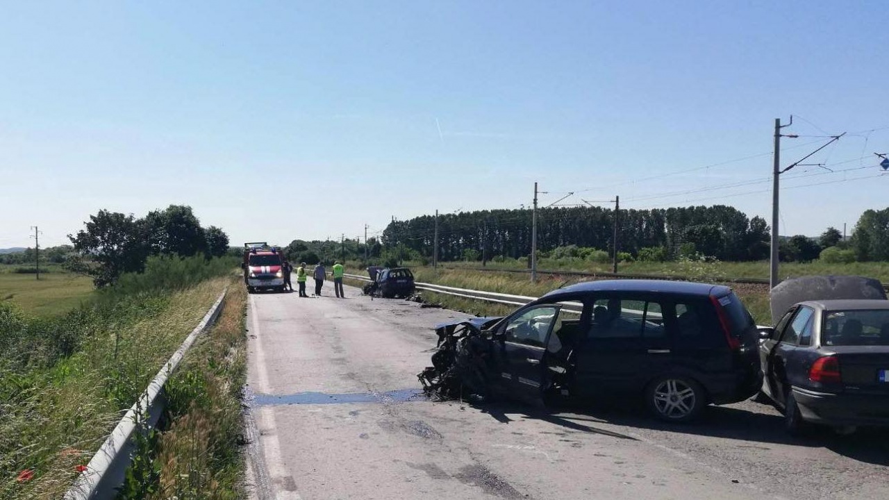 Микробус и кола се удариха в Ямболско, има загинал и ранени
