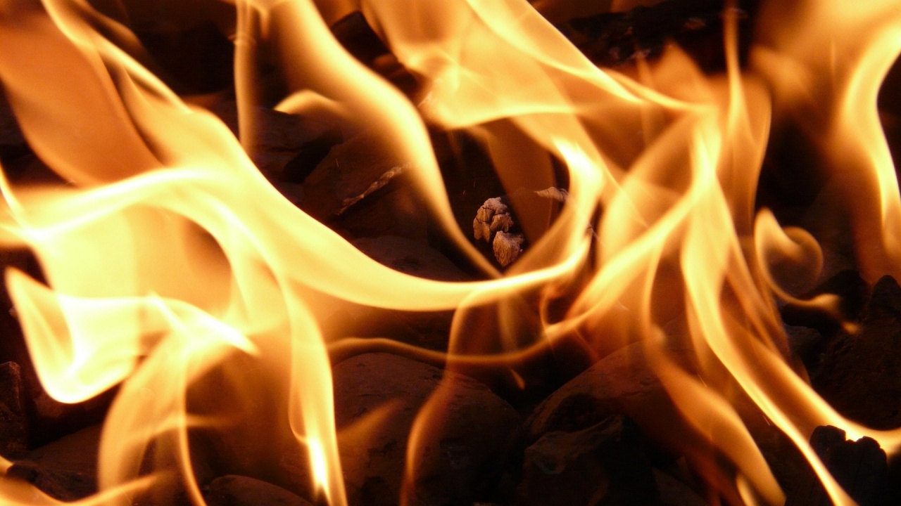Пожар горя в жилищна сграда в Бургас