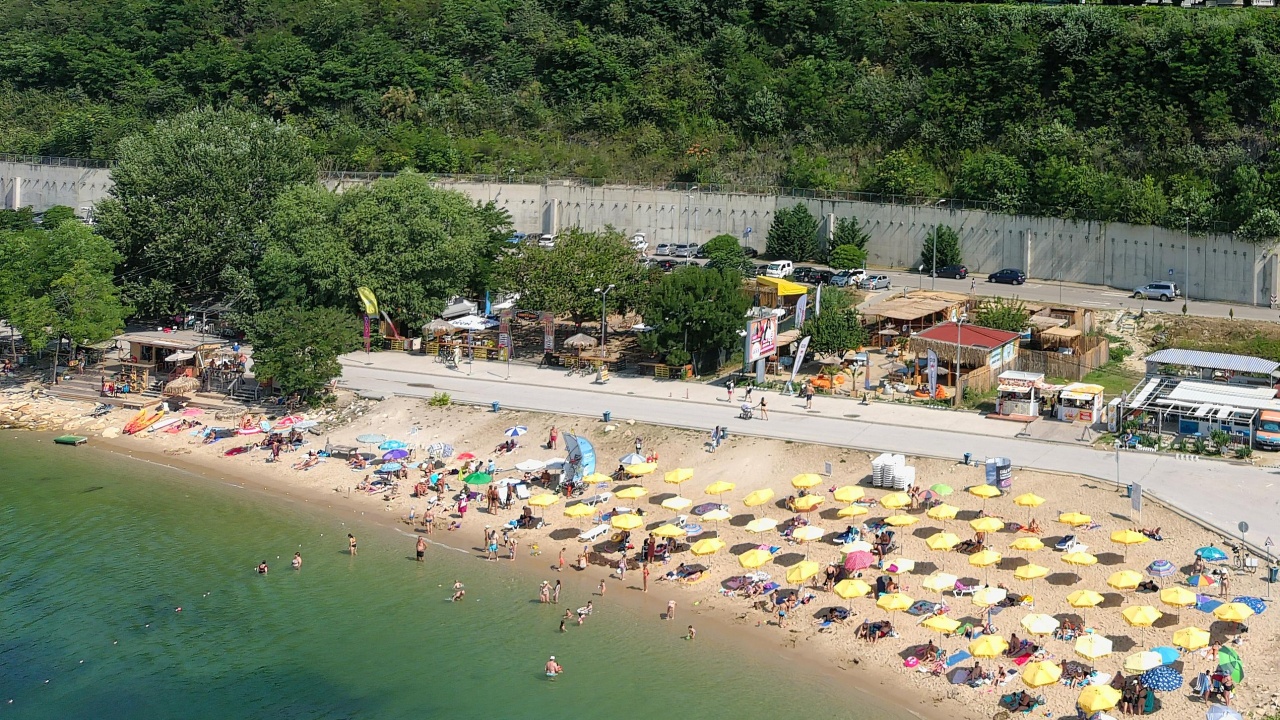 Бурното море взе две жертви във Варна