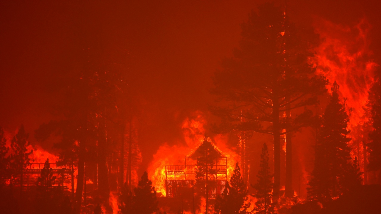 Около 1400 души бяха евакуирани заради пожар в Португалия