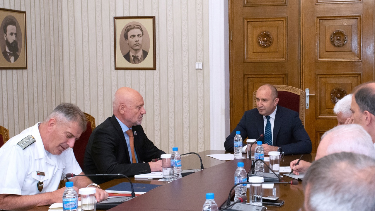 Радев се срещна с Тагарев: Усложнената среда на сигурност изисква своевременни действия за гарантиране на националната сигурност