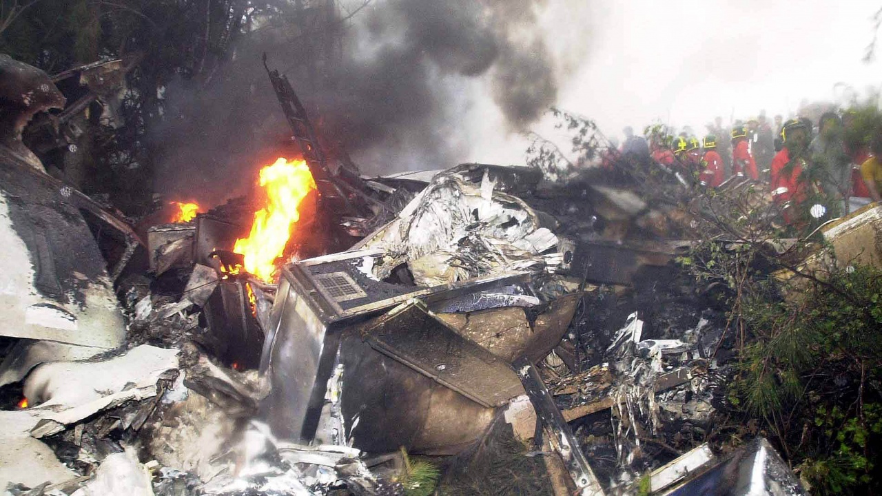 Малък самолет се разби край Белград, пилотът загина