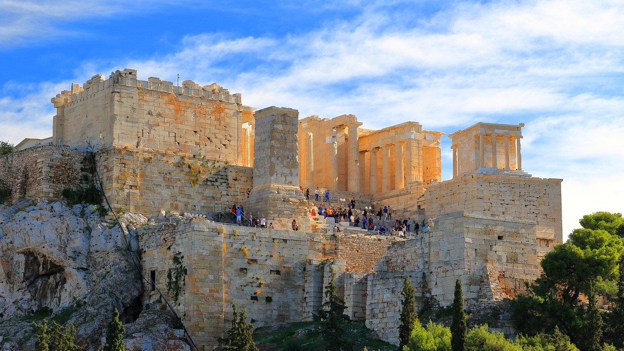 Туристически обекти в Гърция вече с машини за безконтактно купуване на билети